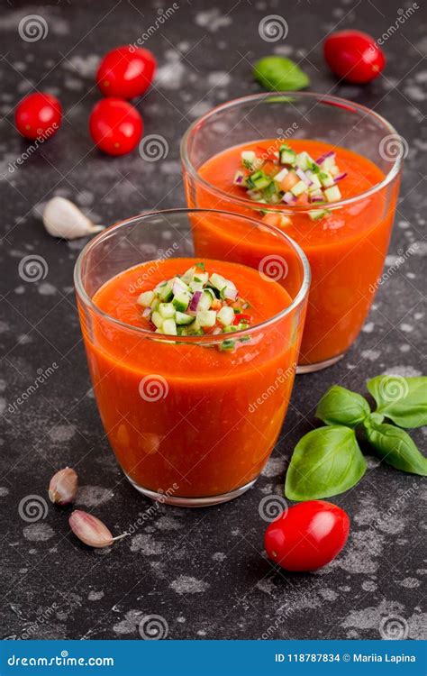 Sopa Fria Do Gazpacho Do Tomate Vermelho Italiano No Vidro Pepino