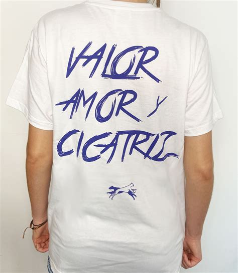 Camiseta Blanca Y Azul Arde Bogot Valor Amor Y Cicatriz Son Buenos