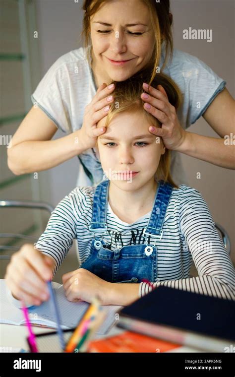 Bonne Jeune M Re Aider Sa Fille Tout En Tudiant La Maison Photo