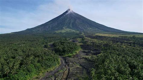 Volcano eruption in the Philippines that forced 18,000 people to ...