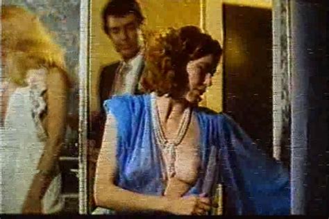 Naked Raquel Evans In La Basura Est En El Tico