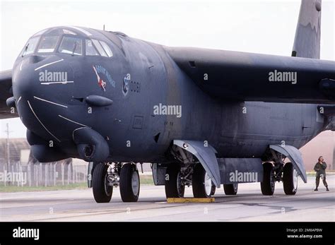 Un avión B 52 Stratofortress está preparado para el despegue durante el