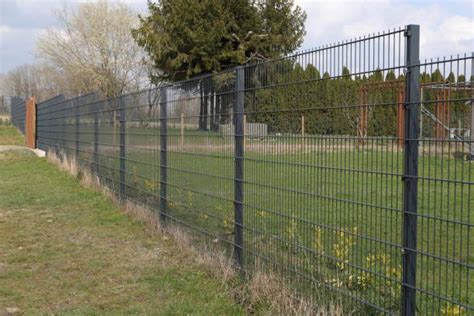 Residential Hog Wire Fence Panel Design Ideas | Medium