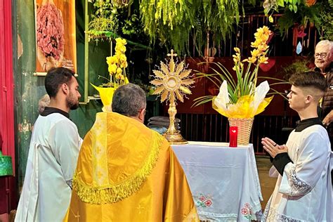 Santu Rio Bas Lica De Nossa Senhora D Abadia Celebra Corpus Christi