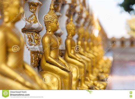 Statua Dorata Di Buddha In Tempio Della Tailandia Buddha Fotografia