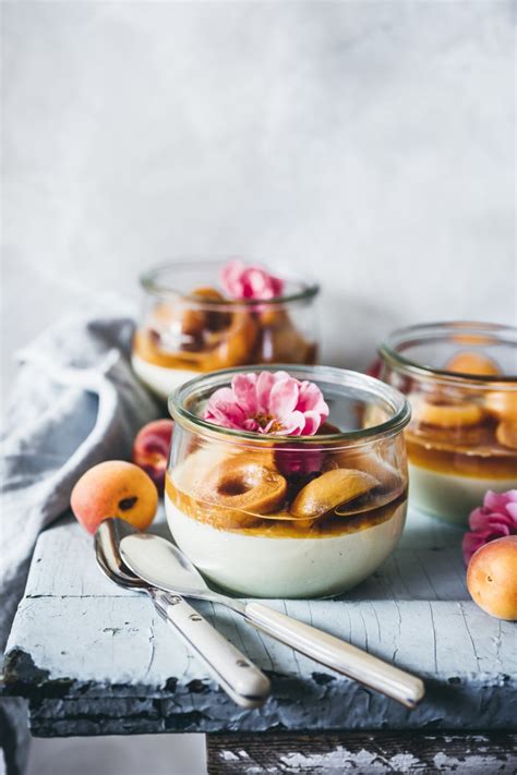 Sommer Dessert im Glas Einfache Vanille Crème mit Aprikosenkompott