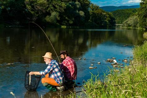 Pescador Homens Amigos E Trof U Truta Pai E Filho Pescando Gera Es