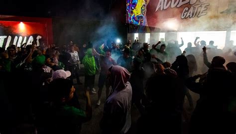 Aficionados de Xolos y León se enfrascan en pelea previo a partido