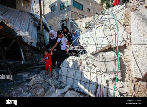 I Palestinesi Ispezionano Il Passaggio Dei Palestinesi Tra Un Edificio