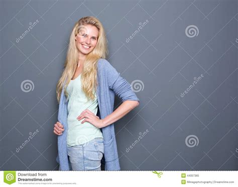 Portret Van Een Vrolijke Jonge Blonde Vrouw Stock Afbeelding Image Of Lachen Kleren