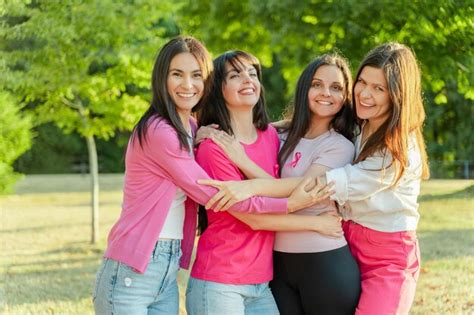 Grupo De Mujeres Sonrientes Y Seguras Con Cinta Rosa Parada En La Calle