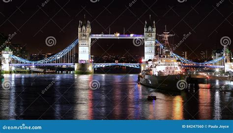 O Rio Tamisa Ponte Da Torre E Hms Belfast Iluminou Imagem Editorial