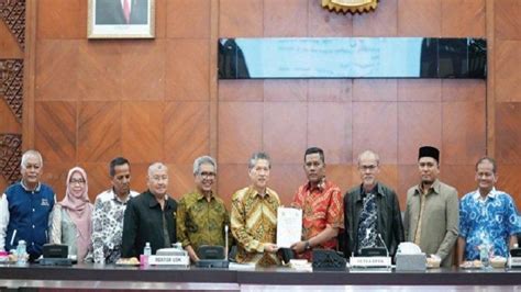 DPRA Terima Naskah Akademik Draf Revisi UUPA Dari Tim USK Serambinews