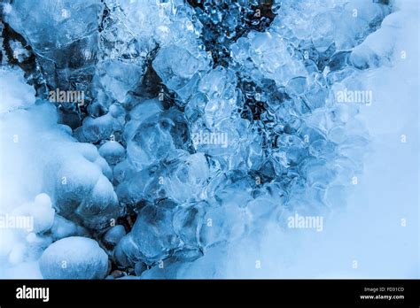 Arroyo Congelado El Agua Congelada Gotas De Hielo En Una Secuencia