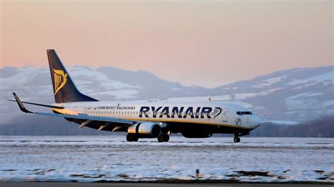 Aéroport Grenoble Alpes Isère Ryanair sur la piste estivale ESSOR Isère