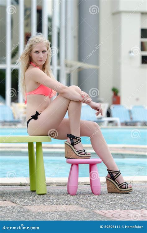 Femme Attirante Avec De Longs Cheveux Blonds Et Yeux Bleus Dans Le Bikini Photo Stock Image