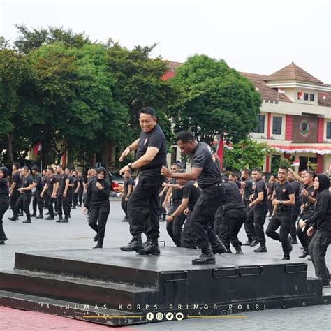 Personel Brimob Kelapa Dua Melakukan Olahraga Pagi Senam Bajawa Khas