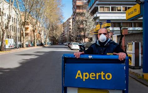 Coronavirus Dal Benzinaio Al Panettiere L Italia A Lavoro Durante L