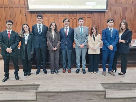 Ceremonia De Cambio De Mando En El Centro De Alumnos De Derecho Udec