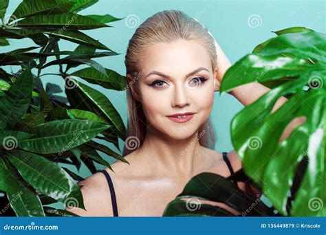 Mujer Joven En Bikini Azul En Fondo Azul Imagen De Archivo Imagen De Feliz Atractivo