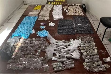 Dupla é Presa Com Mais De 5 Mil Porções De Drogas Arma E Dinheiro Em