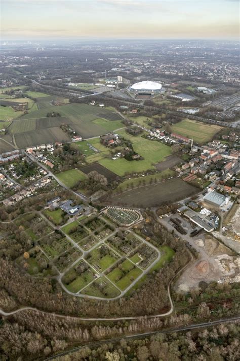 Gelsenkirchen aus der Vogelperspektive Grabreihen auf dem Gelände des