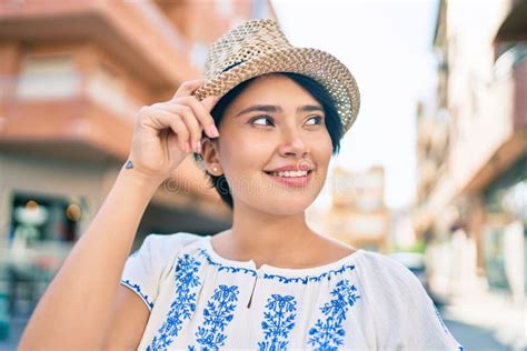 Joven Turista Latina De Vacaciones Sonriendo Feliz Paseando Por La