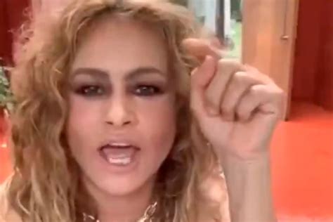 Paulina Rubio se hace viral por su extraño comportamiento durante un