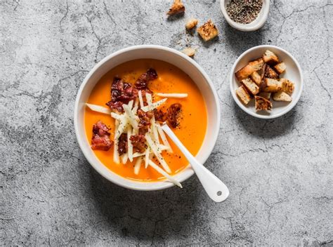 Sopa De Pur De Camote Con Crutones De Tocino Crujiente Y Manzana En