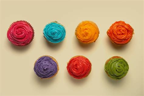 Draufsicht K Stliches Regenbogen Cupcake Glasur Stillleben Kostenlose