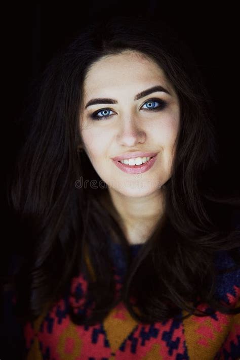 Close Upportret Van Mooi Elegant Brunette Met Lang Haar Voor De Bezinning Van De Lamp Donkere