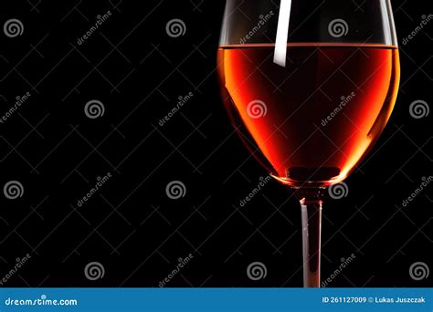 Derramar Vinho Tinto Para Um Copo Imagem De Stock Imagem De Preto