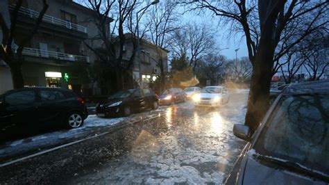 Vozači oprez Jak vjetar ograničava promet na dijelu cesta mogući i