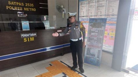 Polres Metro Polda Lampung Pasang Guiding Block Jalur Khusus