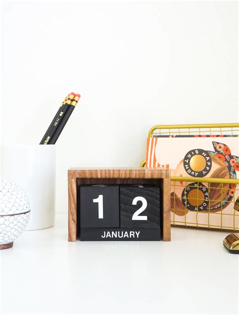 Flip-Clock Wooden DIY Desk Calendar