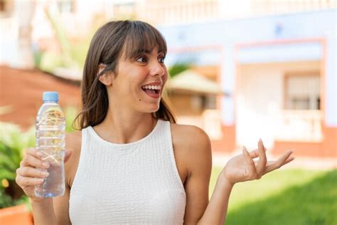 Mujer Joven Con Una Botella De Agua Al Aire Libre Con Expresi N Facial