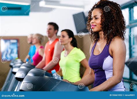 Grupo De Pessoas Da Diversidade Na Escada Rolante No Gym Foto De Stock