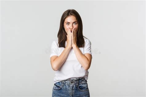 Une Brunette étonnante Qui Tient La Main Sur La Bouche Et Qui Est Excité Image stock Image du