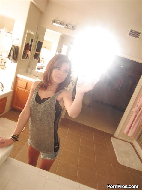 Sweetly Pretty Babe Kiera Winters Getting Naked And Picturing Herself Porn Pictures XXX Photos