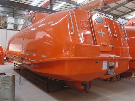 Marine Offshore 150 Person Fiberglass Wooden Totally Enclosed Lifeboat