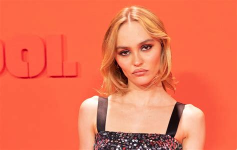 Lily Rose Depp Est « Super Contente Pour Son Père… Arnold