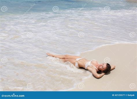 Una Mujer Joven Hermosa En Un Bikini Con La Tabla Hawaiana Imagen De