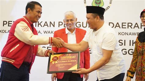 Bupati Konawe Utara Terima Penghargaan Dari Ketua Umum Ika Unhas