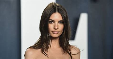 Emily Ratajkowski a été critiquée pour avoir posé dans une robe nude