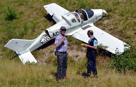 Haut Bugey Accident Un Avion De Tourisme S Crase Sur Le Terrain De