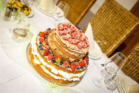 Svatební vanilkovo čokoládový naked dort s čerstvým ovocem