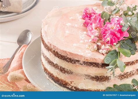 Pastel De Chocolate Desnudo Con Rosas Frescas Y Nata Suiza Sobre Fondo