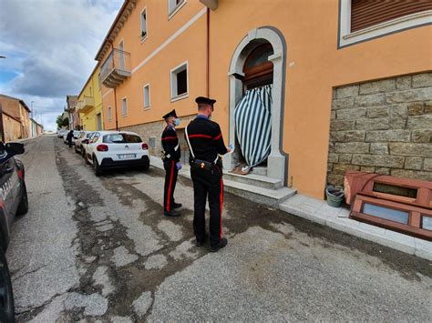 Paura nella notte a Buddusò attentato danneggia il portone di una casa