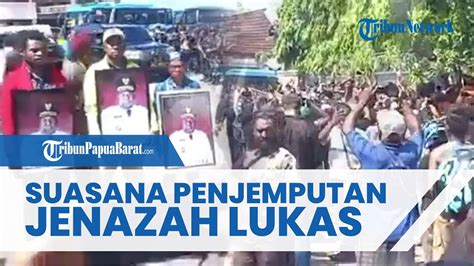 Full Detik Detik Jenazah Lukas Enembe Tiba Di Jayapura Begini