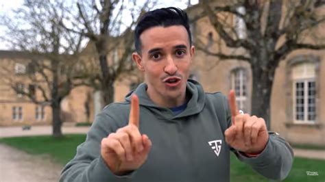 Tibo InShape conspué par la gauche mais premier youtubeur de France